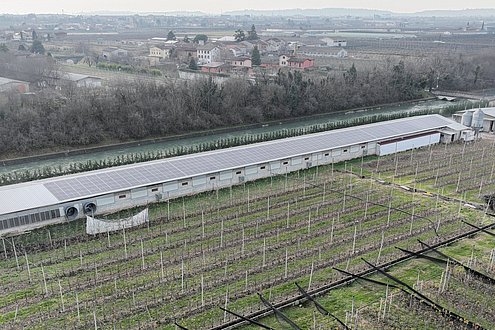 inewa, Mitglied der Elevion Group, installiert Photovoltaikanlagen als Ersatz f&uuml;r Asbestd&auml;cher.