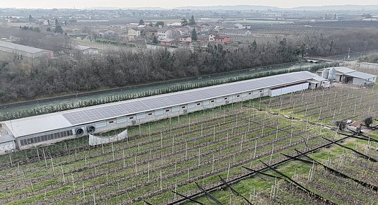 inewa, Mitglied der Elevion Group, installiert Photovoltaikanlagen als Ersatz f&uuml;r Asbestd&auml;cher.