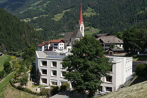 Renoviertes Geb&auml;ude in S&uuml;dtirol, Symbol f&uuml;r energetische Sanierung mit &ouml;ffentlicher F&ouml;rdermittelunterst&uuml;tzung
