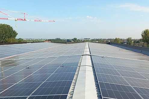 Dach-Photovoltaikanlage produziert 800 MWh sauberen Strom j&auml;hrlich im Rahmen des FER1-F&ouml;rderprogramms